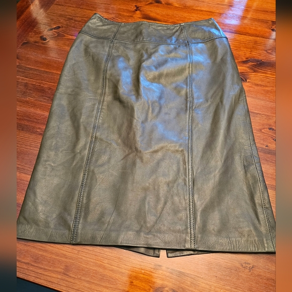 Danier leather skirt. Olive green. Never worn. Size 6 - Picture 1 of 4